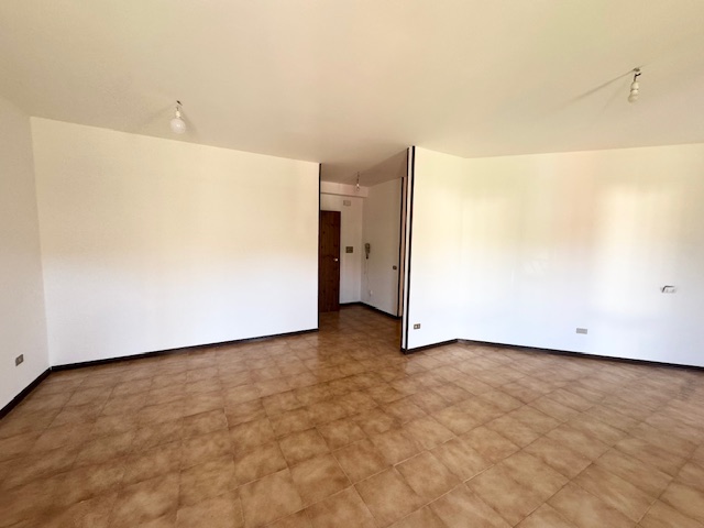 LOVOLO DI ALBETTONE (VI) Spazioso appartamento al piano terra rialzato, con ampio soggiorno-cottu...