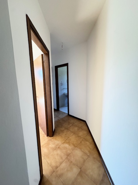 LOVOLO DI ALBETTONE (VI) Spazioso appartamento al piano terra rialzato, con ampio soggiorno-cottu...