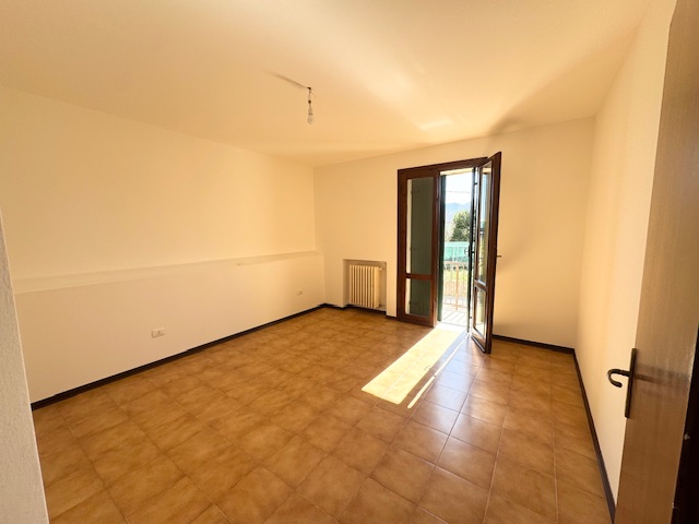 LOVOLO DI ALBETTONE (VI) Spazioso appartamento al piano terra rialzato, con ampio soggiorno-cottu...