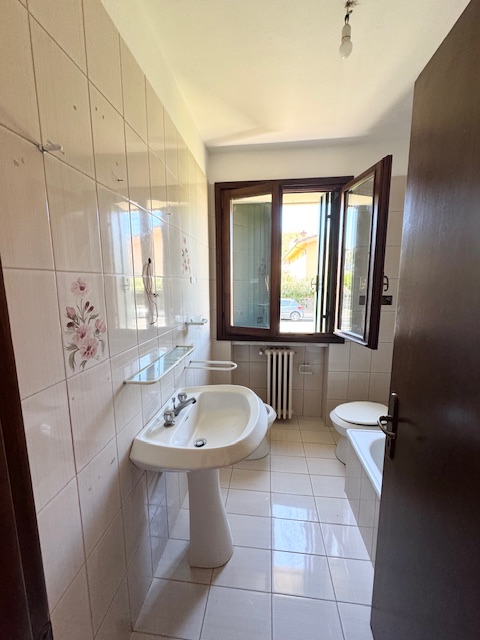 LOVOLO DI ALBETTONE (VI) Spazioso appartamento al piano terra rialzato, con ampio soggiorno-cottu...