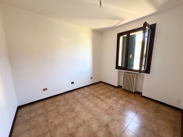 LOVOLO DI ALBETTONE (VI) Spazioso appartamento al piano terra rialzato, con ampio soggiorno-cottu...