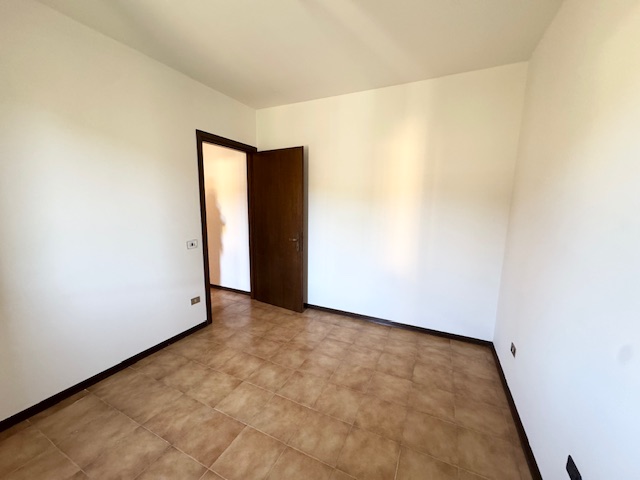 LOVOLO DI ALBETTONE (VI) Spazioso appartamento al piano terra rialzato, con ampio soggiorno-cottu...