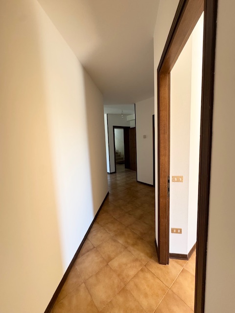 LOVOLO DI ALBETTONE (VI) Spazioso appartamento al piano terra rialzato, con ampio soggiorno-cottu...