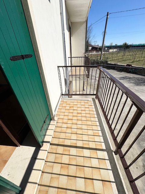 LOVOLO DI ALBETTONE (VI) Spazioso appartamento al piano terra rialzato, con ampio soggiorno-cottu...