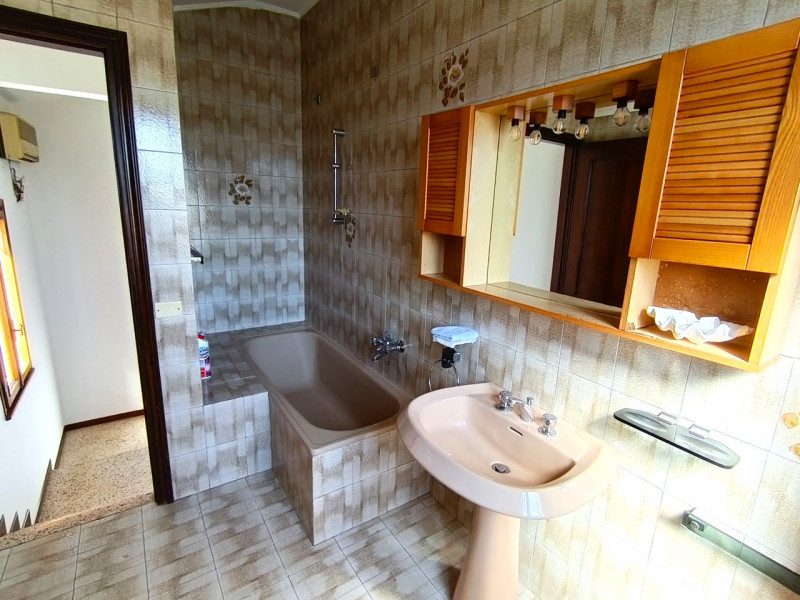 Rif. PS240
Situata nel cuore di Piove di Sacco, proponiamo in vendita una casa indipendente accos...