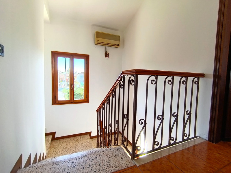 Rif. PS240
Situata nel cuore di Piove di Sacco, proponiamo in vendita una casa indipendente accos...