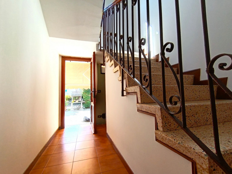 Rif. PS240
Situata nel cuore di Piove di Sacco, proponiamo in vendita una casa indipendente accos...