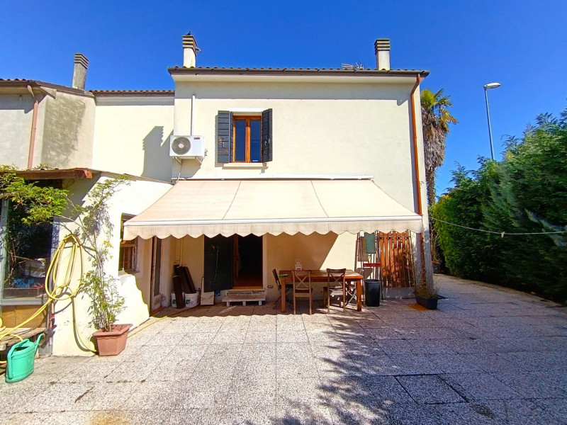 Rif. PS240
Situata nel cuore di Piove di Sacco, proponiamo in vendita una casa indipendente accos...