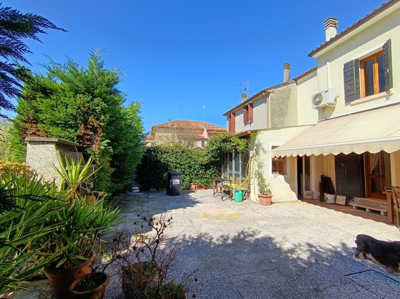 Rif. PS240
Situata nel cuore di Piove di Sacco, proponiamo in vendita una casa indipendente accos...