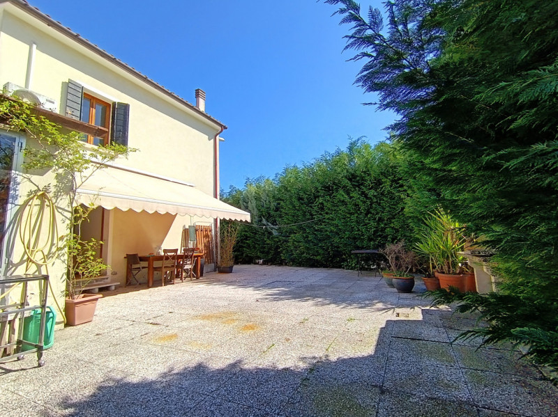 Rif. PS240
Situata nel cuore di Piove di Sacco, proponiamo in vendita una casa indipendente accos...