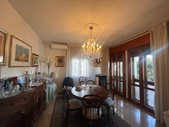 L'agenzia Iris è lieta di presentare una splendida villa bifamiliare situata in uno dei più affas...