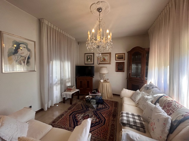 L'agenzia Iris è lieta di presentare una splendida villa bifamiliare situata in uno dei più affas...