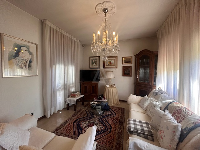 L'agenzia Iris è lieta di presentare una splendida villa bifamiliare situata in uno dei più affas...