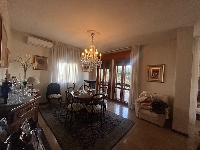 L'agenzia Iris è lieta di presentare una splendida villa bifamiliare situata in uno dei più affas...