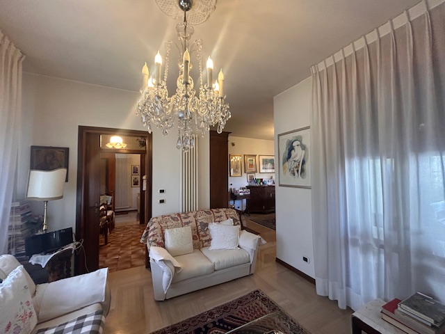 L'agenzia Iris è lieta di presentare una splendida villa bifamiliare situata in uno dei più affas...