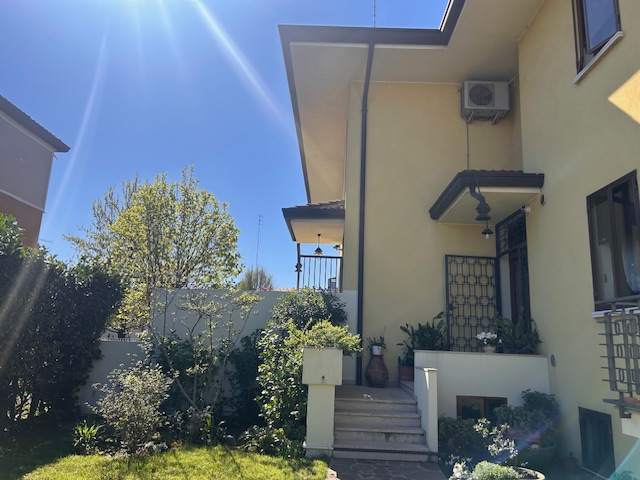 L'agenzia Iris è lieta di presentare una splendida villa bifamiliare situata in uno dei più affas...