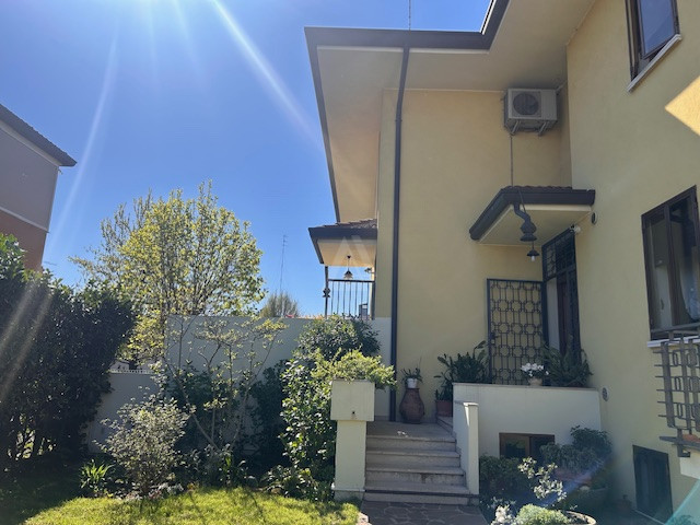 L'agenzia Iris è lieta di presentare una splendida villa bifamiliare situata in uno dei più affas...
