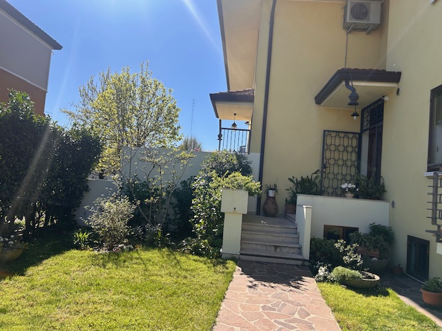 L'agenzia Iris è lieta di presentare una splendida villa bifamiliare situata in uno dei più affas...