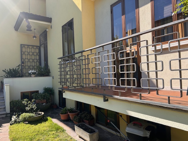 L'agenzia Iris è lieta di presentare una splendida villa bifamiliare situata in uno dei più affas...