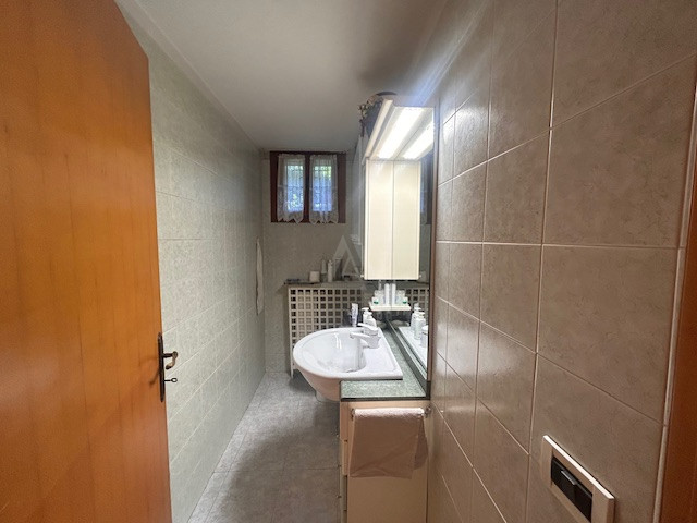 L'agenzia Iris è lieta di presentare una splendida villa bifamiliare situata in uno dei più affas...