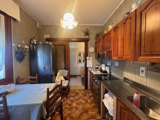 L'agenzia Iris è lieta di presentare una splendida villa bifamiliare situata in uno dei più affas...