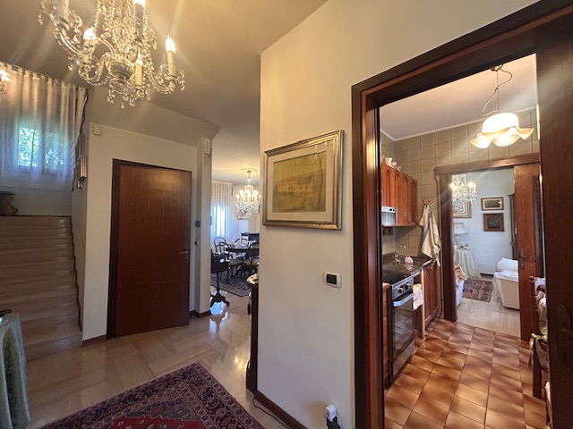 L'agenzia Iris è lieta di presentare una splendida villa bifamiliare situata in uno dei più affas...