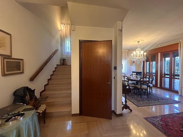 L'agenzia Iris è lieta di presentare una splendida villa bifamiliare situata in uno dei più affas...