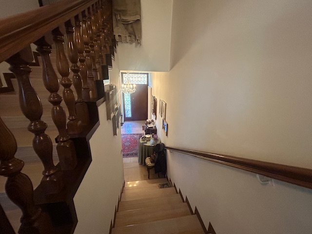 L'agenzia Iris è lieta di presentare una splendida villa bifamiliare situata in uno dei più affas...