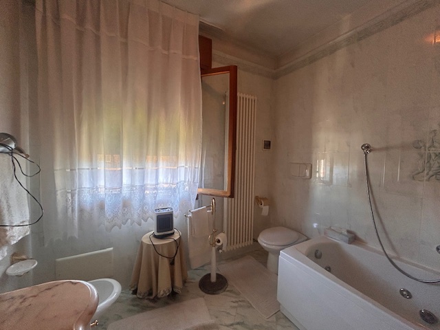 L'agenzia Iris è lieta di presentare una splendida villa bifamiliare situata in uno dei più affas...