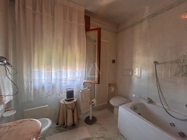 L'agenzia Iris è lieta di presentare una splendida villa bifamiliare situata in uno dei più affas...