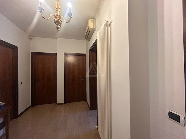 L'agenzia Iris è lieta di presentare una splendida villa bifamiliare situata in uno dei più affas...