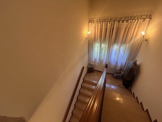 L'agenzia Iris è lieta di presentare una splendida villa bifamiliare situata in uno dei più affas...