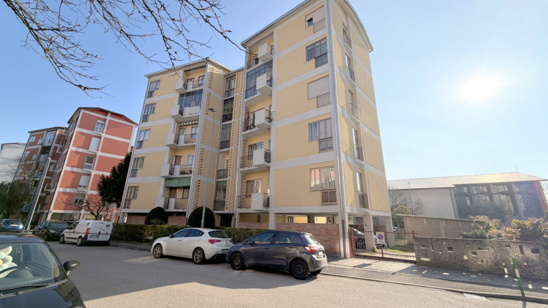 2/3 CAMERE PER INVESTIMENTO - LOCATO IN ZONA FORCELLINI €.240.000 rif.CL535

Nel cuore di uno dei...