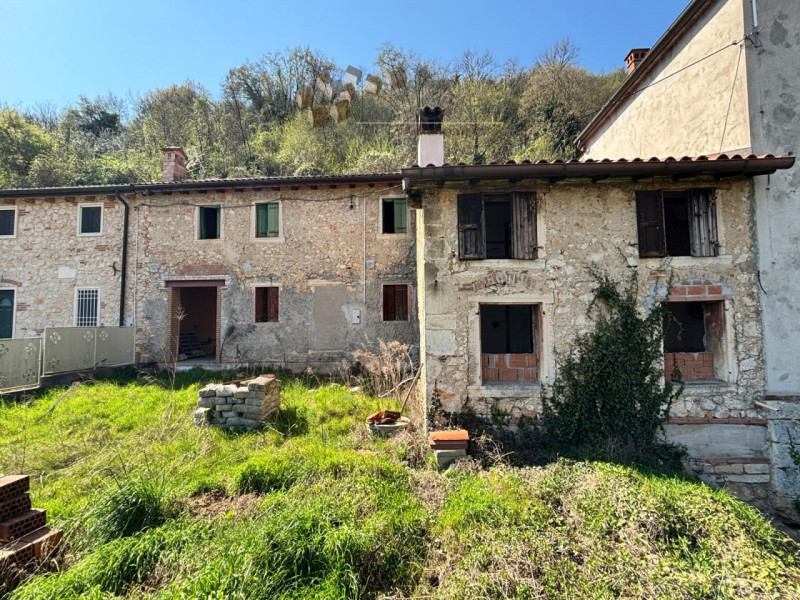 VILLAGA, TOARA - Nel caratteristico borgo di Toara, proponiamo abitazione al grezzo affiancata su...