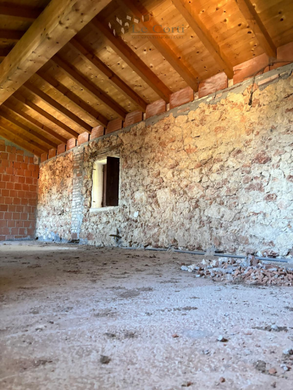 VILLAGA, TOARA - Nel caratteristico borgo di Toara, proponiamo abitazione al grezzo affiancata su...