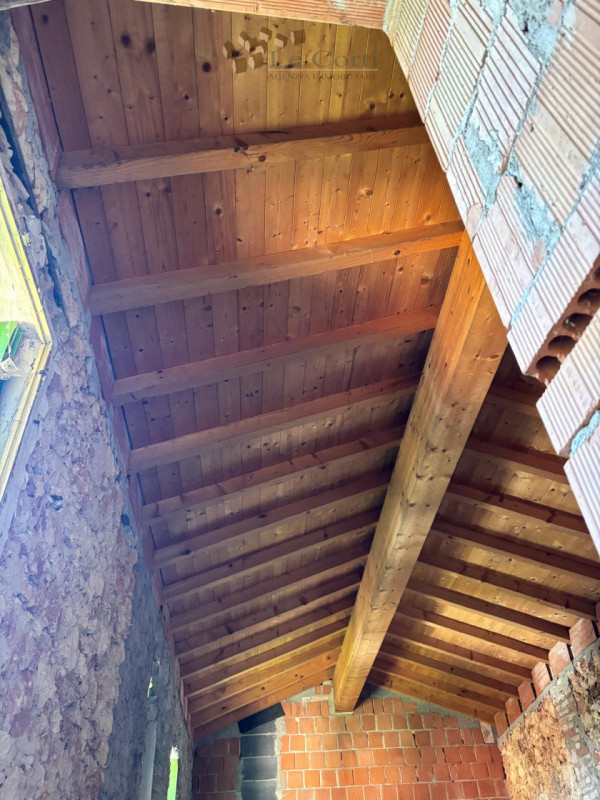 VILLAGA, TOARA - Nel caratteristico borgo di Toara, proponiamo abitazione al grezzo affiancata su...