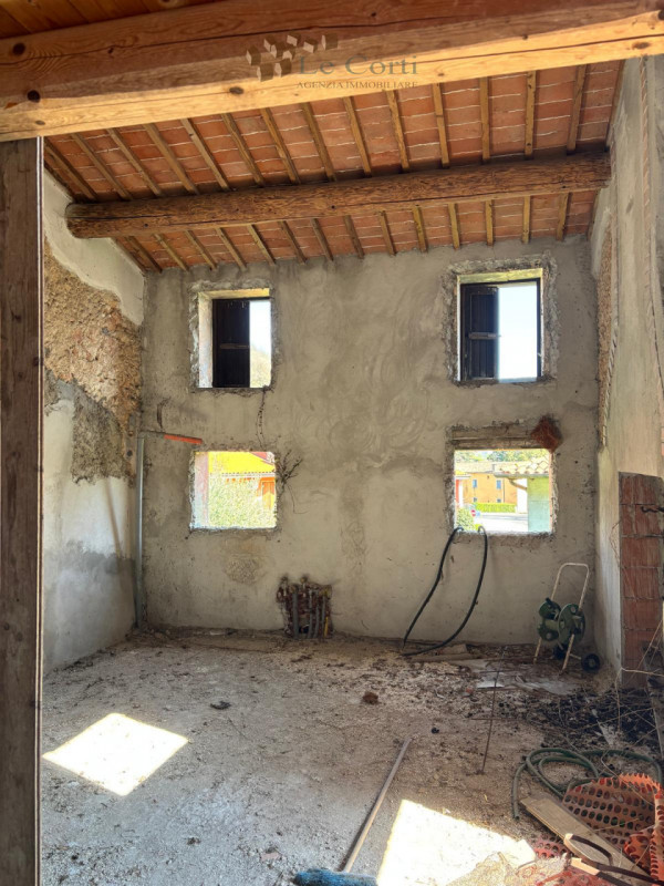 VILLAGA, TOARA - Nel caratteristico borgo di Toara, proponiamo abitazione al grezzo affiancata su...