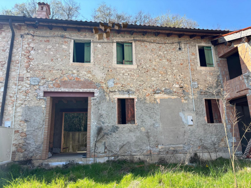 VILLAGA, TOARA - Nel caratteristico borgo di Toara, proponiamo abitazione al grezzo affiancata su...
