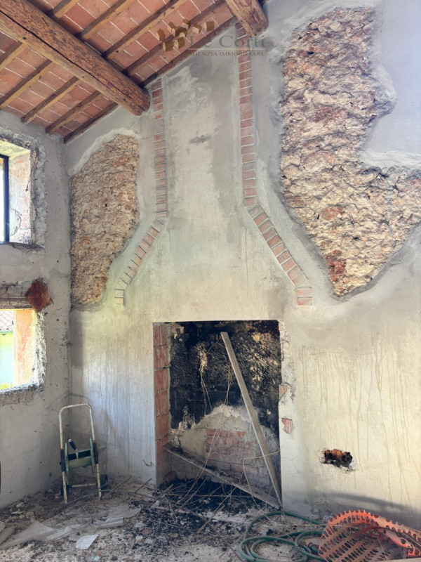 VILLAGA, TOARA - Nel caratteristico borgo di Toara, proponiamo abitazione al grezzo affiancata su...