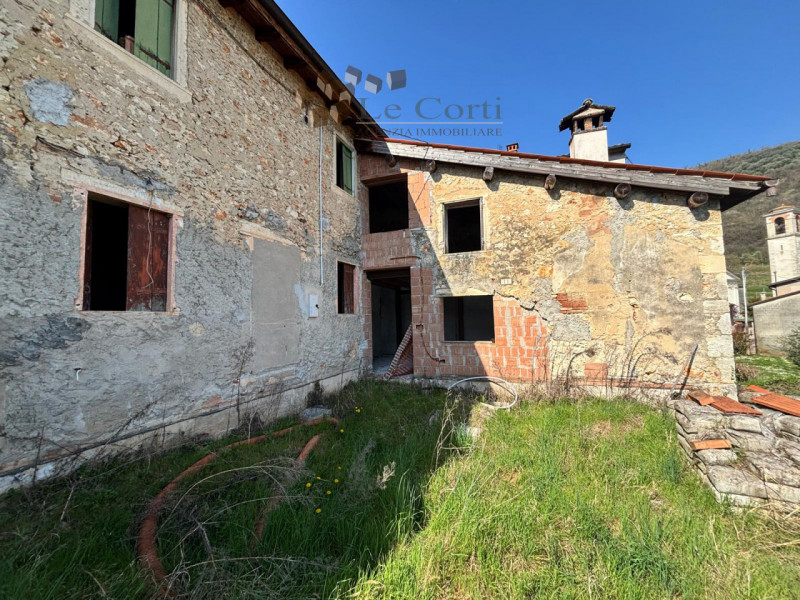 VILLAGA, TOARA - Nel caratteristico borgo di Toara, proponiamo abitazione al grezzo affiancata su...