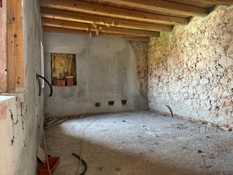 VILLAGA, TOARA - Nel caratteristico borgo di Toara, proponiamo abitazione al grezzo affiancata su...