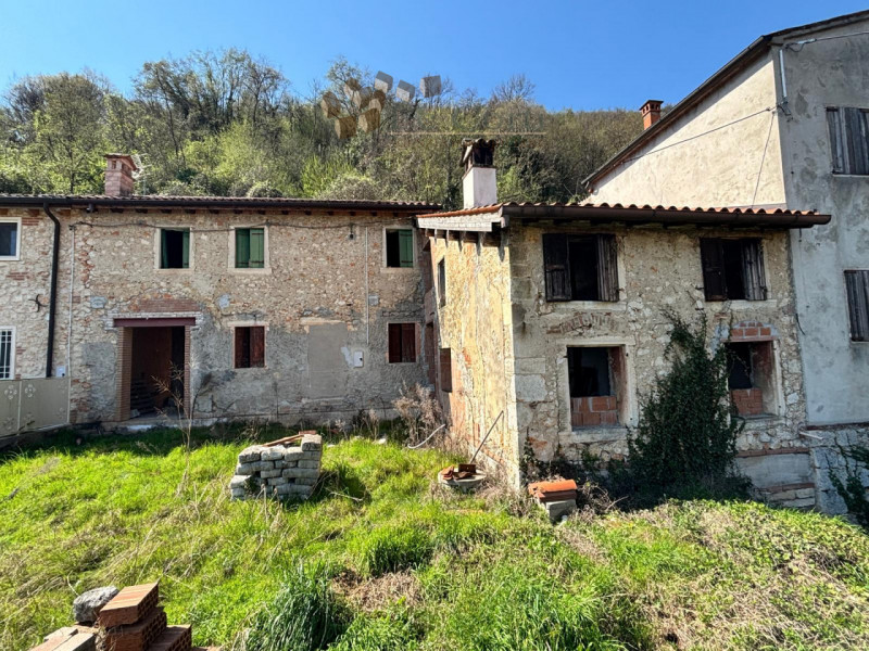 VILLAGA, TOARA - Nel caratteristico borgo di Toara, proponiamo abitazione al grezzo affiancata su...