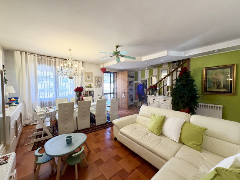 PADOVA - VOLTABAROZZO

PORZIONE DI VILLETTA A SCHIERA CENTRALE 3 CAMERE 2 BAGNI GIARDINO.

In zon...