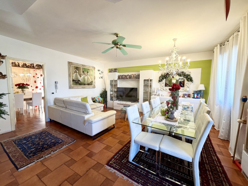 PADOVA - VOLTABAROZZO

PORZIONE DI VILLETTA A SCHIERA CENTRALE 3 CAMERE 2 BAGNI GIARDINO.

In zon...