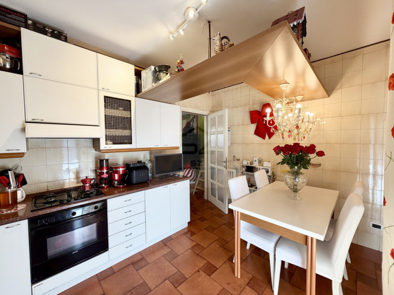 PADOVA - VOLTABAROZZO

PORZIONE DI VILLETTA A SCHIERA CENTRALE 3 CAMERE 2 BAGNI GIARDINO.

In zon...