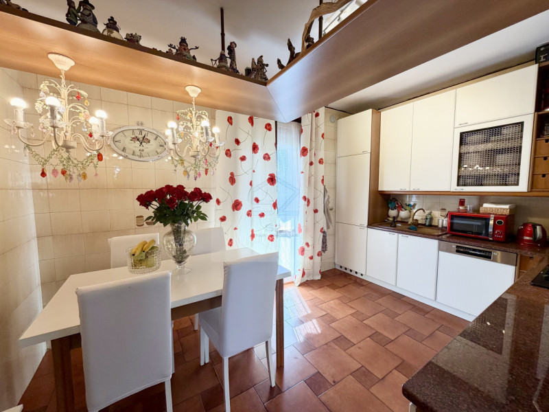 PADOVA - VOLTABAROZZO

PORZIONE DI VILLETTA A SCHIERA CENTRALE 3 CAMERE 2 BAGNI GIARDINO.

In zon...