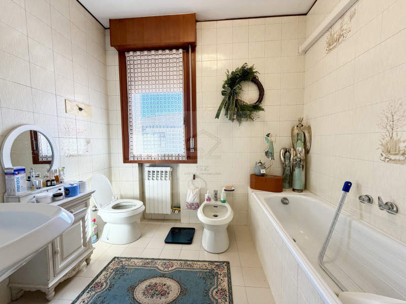 PADOVA - VOLTABAROZZO

PORZIONE DI VILLETTA A SCHIERA CENTRALE 3 CAMERE 2 BAGNI GIARDINO.

In zon...