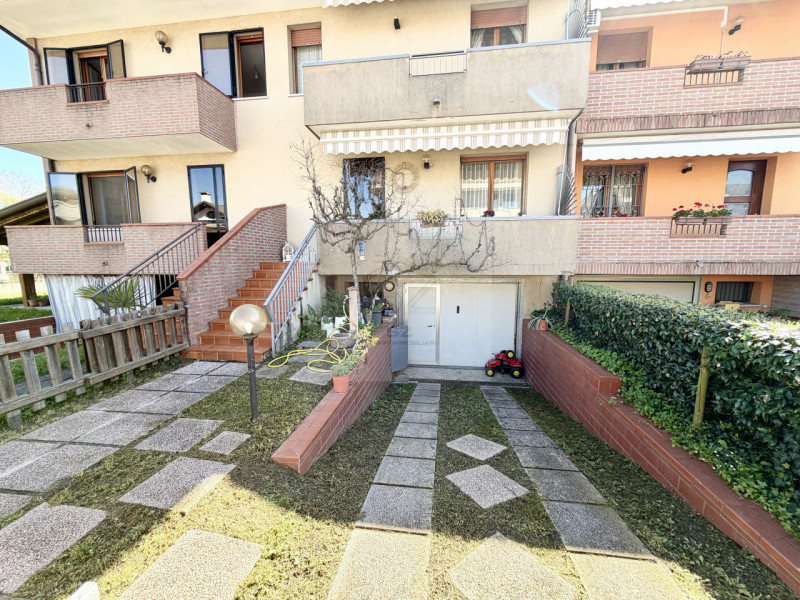 PADOVA - VOLTABAROZZO

PORZIONE DI VILLETTA A SCHIERA CENTRALE 3 CAMERE 2 BAGNI GIARDINO.

In zon...