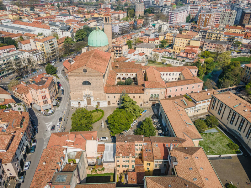 In Piazza Petrarca, davanti alla chiesa del Carmine, proponiamo appartamento sito su un complesso...