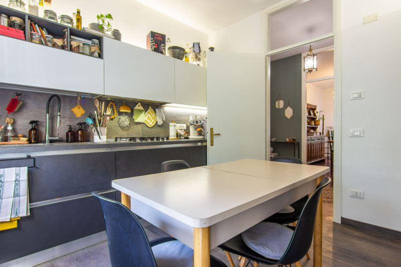 In Piazza Petrarca, davanti alla chiesa del Carmine, proponiamo appartamento sito su un complesso...